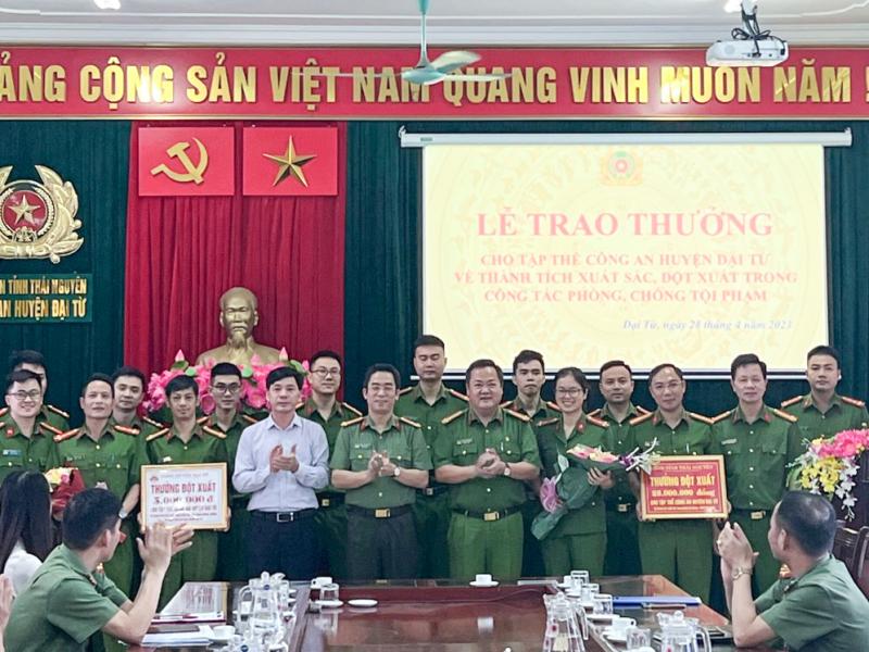 Chủ tịch UBND tỉnh thưởng đột xuất cho Công an huyện Đại Từ