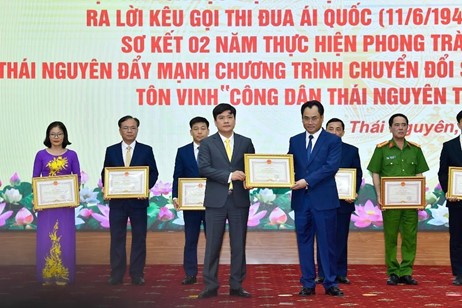 Ông Trịnh Việt Hùng, Phó Bí thư Tỉnh ủy, Chủ tịch UBND tỉnh Thái Nguyên trao tặng Bằng khen cho tập thể Bưu điện tỉnh Thái Nguyên vì đã có thành tích xuất sắc trong phong trào thi đua “Thái Nguyên đẩy mạnh chương trình chuyển đổi số” giai đoạn 2021 – 2025