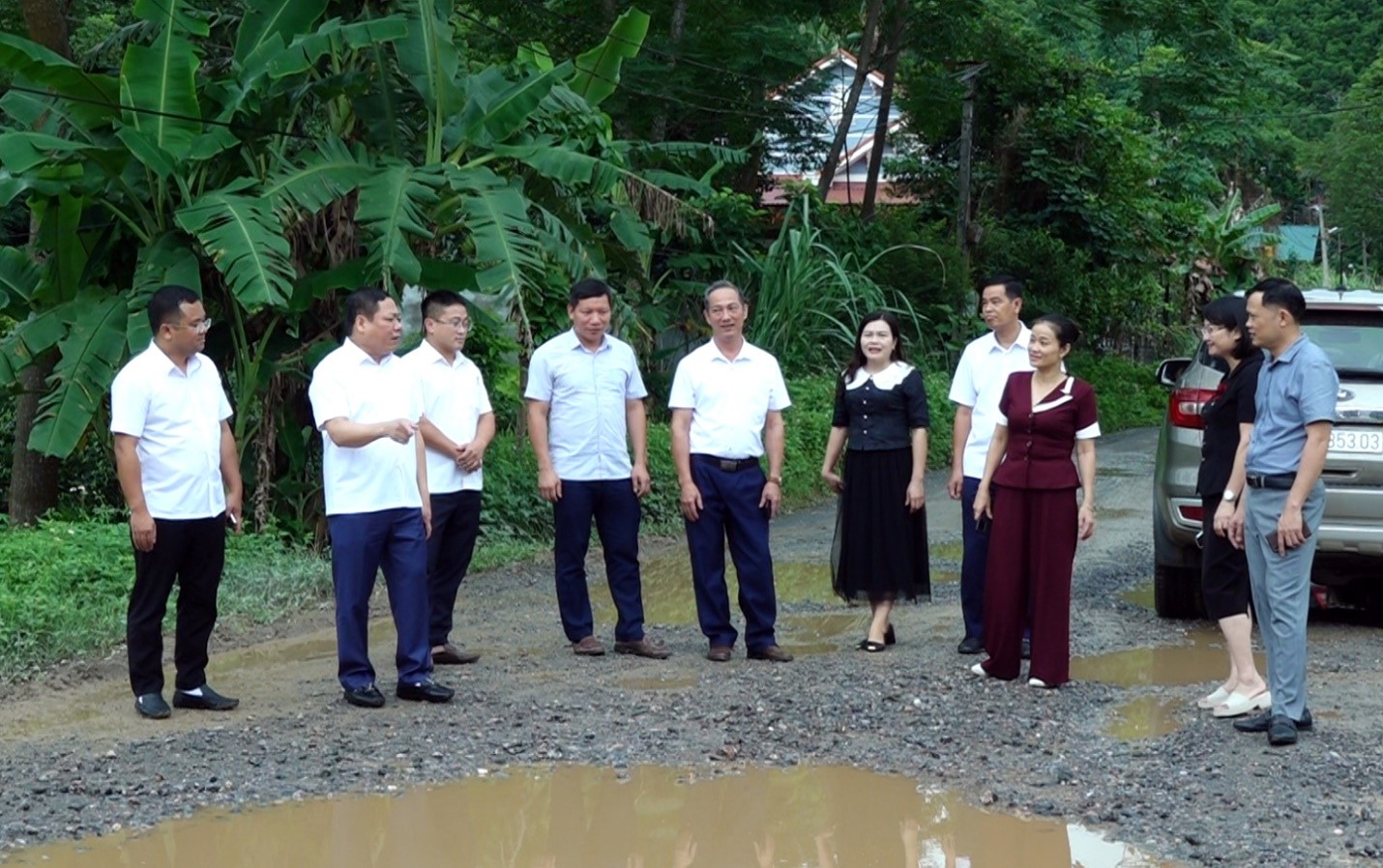 Ông Nguyễn Hoàng Mác, Chủ tịch UBND huyện kiểm tra tuyến đường giao thông thuộc dự án Jica đi qua địa bàn 5 xã Động Đạt, Đu, Yên Lạc, Yên Ninh, Yên Trạch