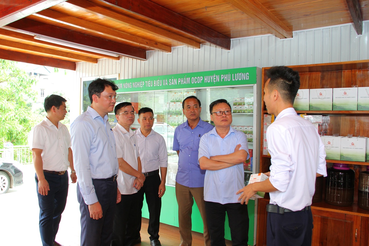 Đoàn khảo sát của Ban Kinh tế Trung ương, đã khảo sát thực tế tại HTX Nông nghiệp Tiên Phong xã Yên Trạch