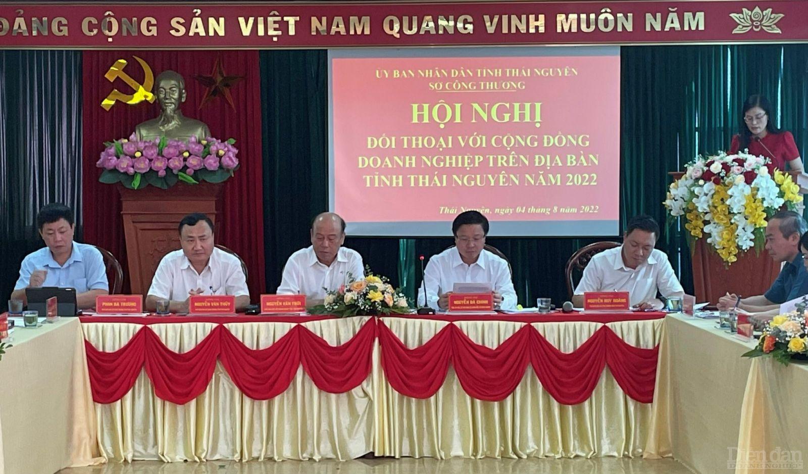 Ông Nguyễn Văn Thời, Chủ tịch Hiệp hội Doanh nghiệp cùng lãnh đạo sở Công thương Thái Nguyên đối thoại cùng doanh nghiệp trên địa bàn tỉnh Thái Nguyên