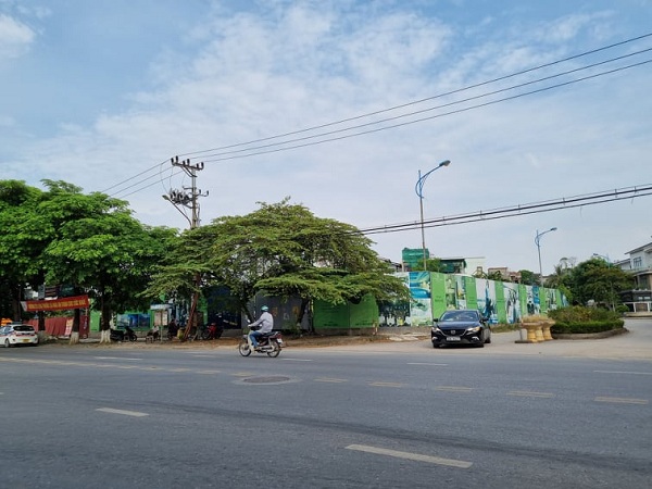 một tổ hợp trung tâm thương mại, khách sạn và condotel được vẽ ra nhưng nhiều năm nay vẫn chưa thực hiện.