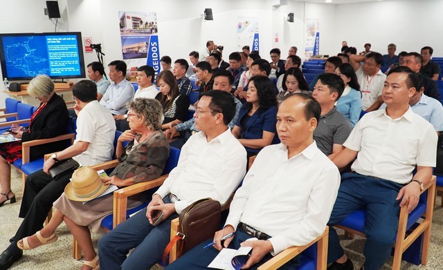 Các thành viên Đoàn công tác tỉnh Thái Nguyên, tỉnh Long An, VCCI, Văn phòng Giám sát kiểm soát Đặc khu kinh tế Mariel tham dự buổi làm việc