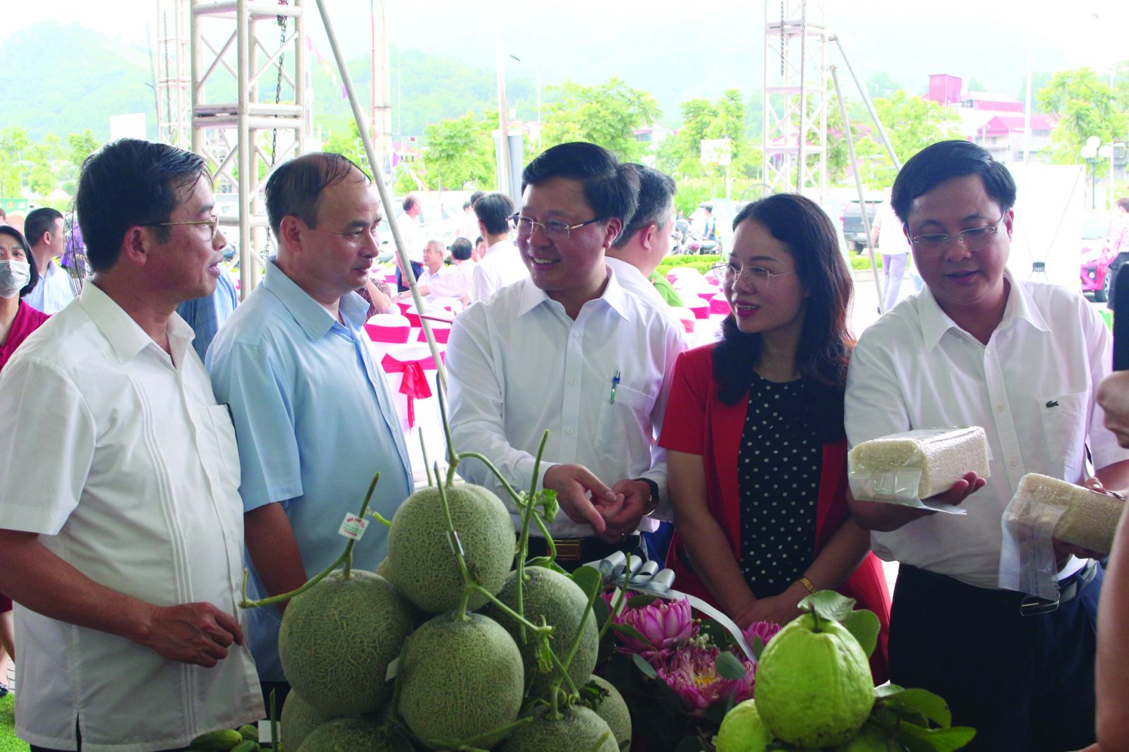  Lãnh đạo Sở Công thương tỉnh Thái Nguyên và huyện Võ Nhai tham quan các gian hàng nông sản Võ Nhai