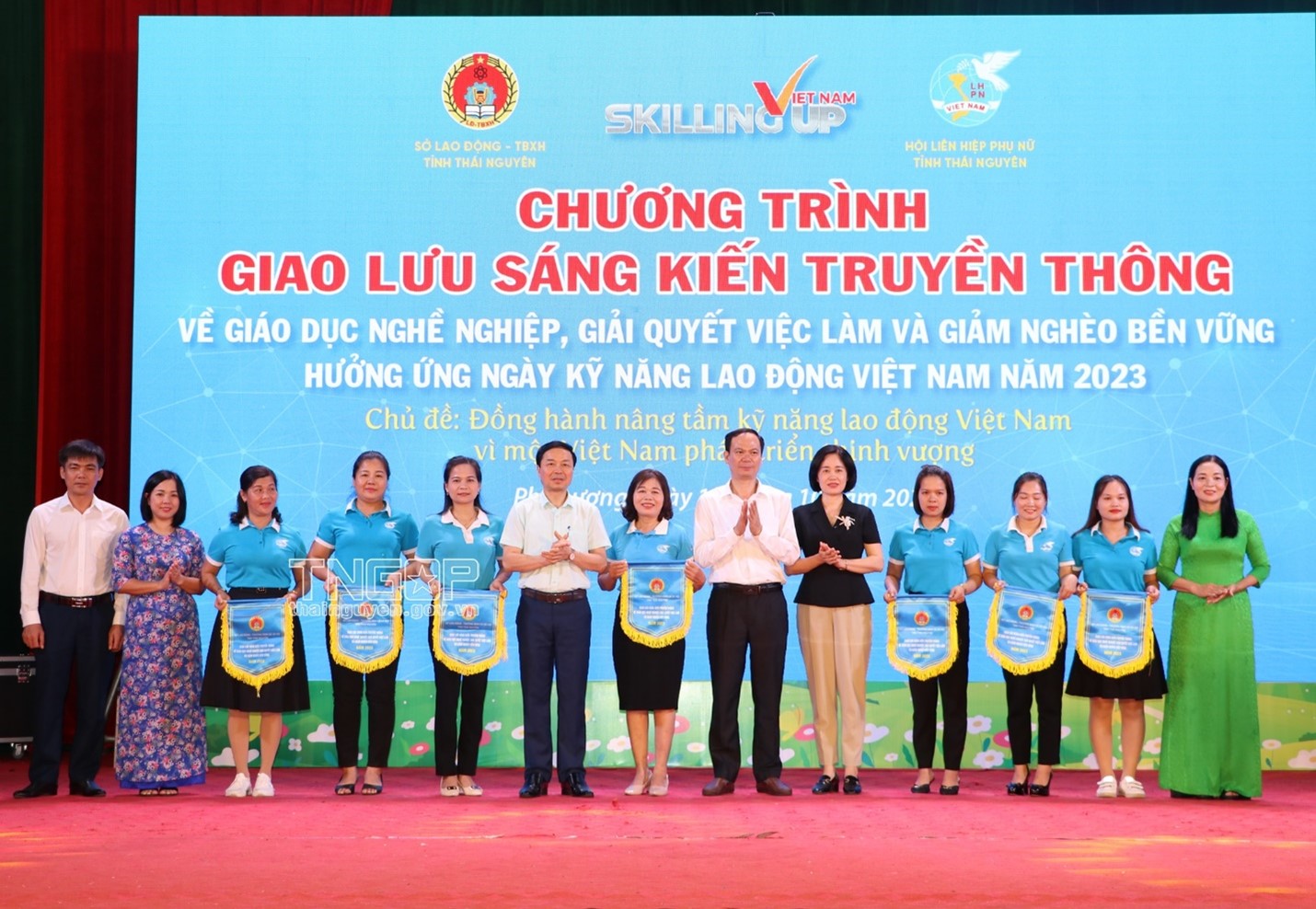 Ngày 15/10/2023, Sở LĐ-TB&XH tỉnh Thái Nguyên phối hợp với hiệp Phụ nữ (LHPN) tỉnh tổ chức Chương trình giao lưu sáng kiến truyền thông về GDNN, giải quyết việc làm và giảm nghèo bền vững cho cán bộ, hội viên Phụ nữ thuộc vùng đồng bào dân tộc thiểu số và miền núi năm 2023 ( Trong ảnh: Ban Tổ chức tặng Cờ lưu niệm cho 7 đội tham gia Chương trình)