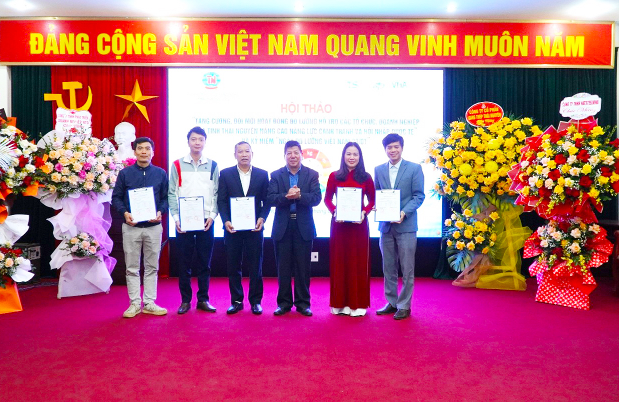 Ngày 16/01/2024, Sở KH&CN tỉnh Thái Nguyên tổ chức Hội thảo “Tăng cường, đổi mới hoạt động đo lường hỗ trợ các tổ chức, doanh nghiệp của tỉnh Thái Nguyên nâng cao năng lực cạnh tranh và hội nhập quốc tế” và kỷ niệm Ngày Đo lường Việt Nam 20/01.p/Tại hội nghị Lãnh đạo Sở trao Bản công bố sử dụng dấu định lượng trên nhãn hàng đóng gói sẵn cho các Hợp tác xã 