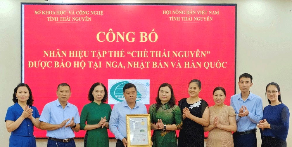 Đại diện lãnh đạo Sở KHCN tỉnh Thái Nguyên trao Giấy chứng nhận đăng ký nhãn hiệu tập thể “Chè Thái Nguyên” tại Nga, Nhật Bản và Hàn Quốc cho Hội Nông dân tỉnh làm chủ sở hữu.