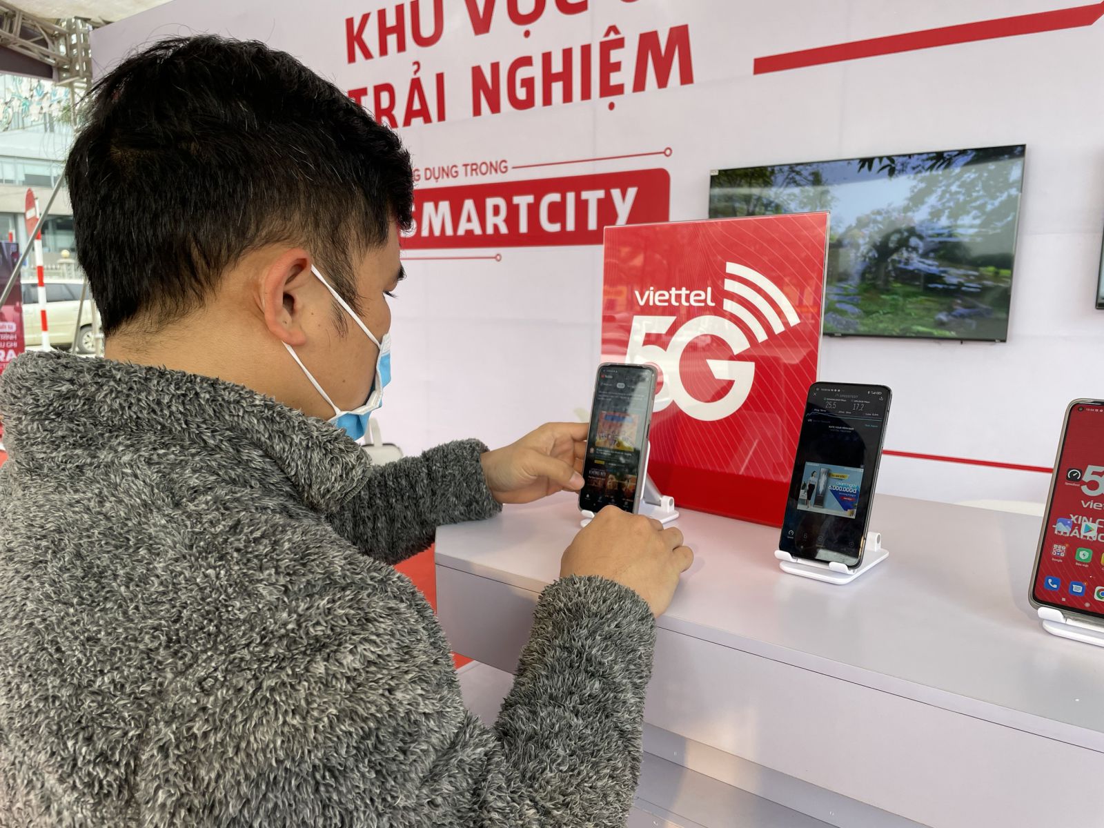 Người dân trải nghiệm sóng 5G