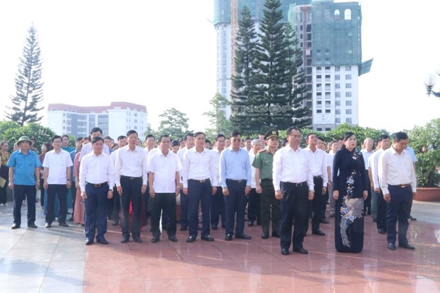 Đoàn đại biểu Tỉnh ủy, Đoàn ĐBQH tỉnh, HĐND - UBND - Ủy ban MTTQ tỉnh đặt vòng hoa, dâng hương tại Đài tưởng niệm các Anh hùng liệt sĩ tỉnh, mang dòng chữ: “Đảng bộ, chính quyền và Nhân dân các dân tộc tỉnh Thái Nguyên đời đời ghi nhớ công ơn của các Anh hùng liệt sĩ”