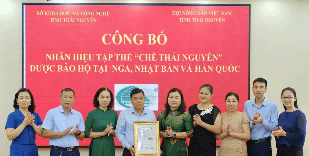 Đại diện lãnh đạo Sở KHCN tỉnh Thái Nguyên trao Giấy chứng nhận đăng ký nhãn hiệu tập thể “Chè Thái Nguyên” tại Nga, Nhật Bản và Hàn Quốc cho Hội Nông dân tỉnh làm chủ sở hữu.