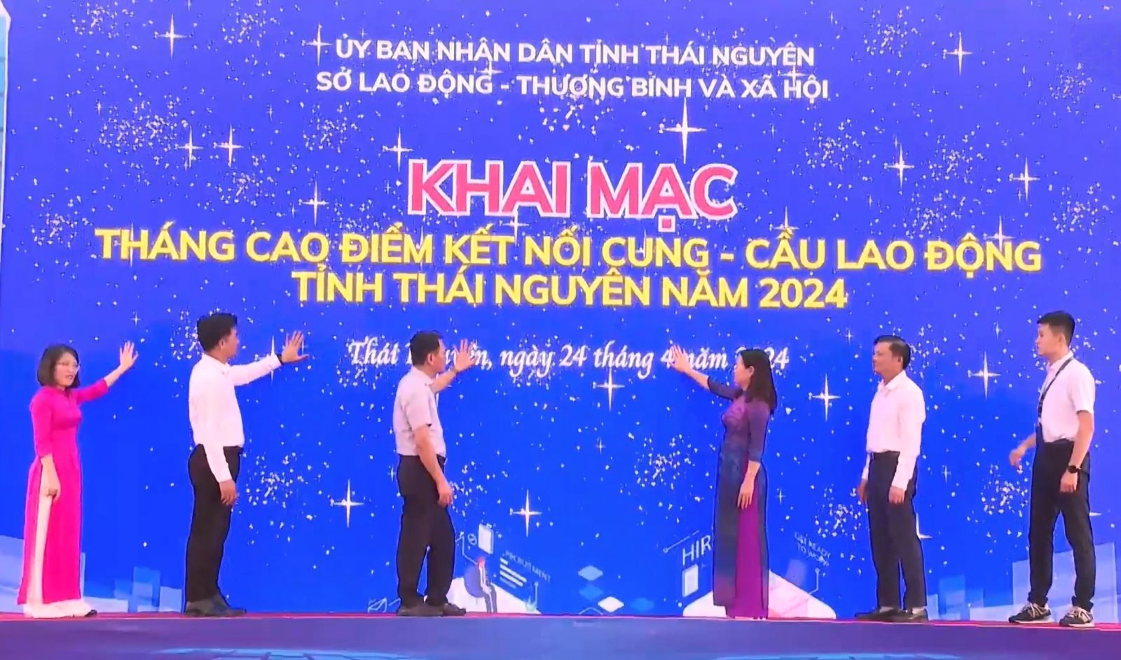 Các đại biểu thực hiện nghi thức khai mạc Tháng cao điểm kết nối cung - cầu lao động tỉnh Thái Nguyên năm 2024