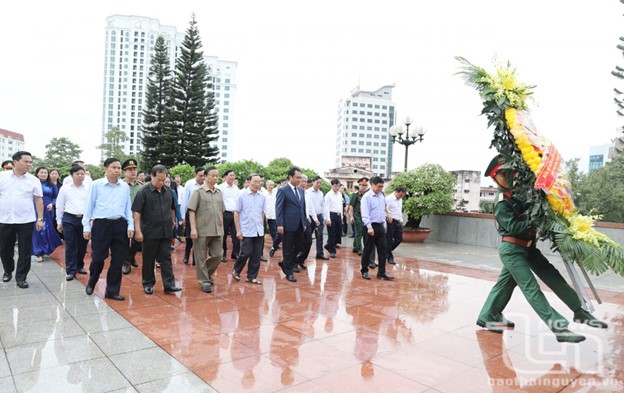 24-7/2024, Đoàn đại biểu Tỉnh ủy, HĐND, UBND, Ủy ban MTTQ và Đoàn đại biểu Quốc hội tỉnh Thái Nguyên do ông Trịnh Việt Hùng, Bí thư Tỉnh ủy, Chủ tịch UBND tỉnh Thái Nguyên, dẫn đầu đến dâng hương, đặt vòng hoa tại Đài tưởng niệm các Anh hùng liệt sĩ tỉnh