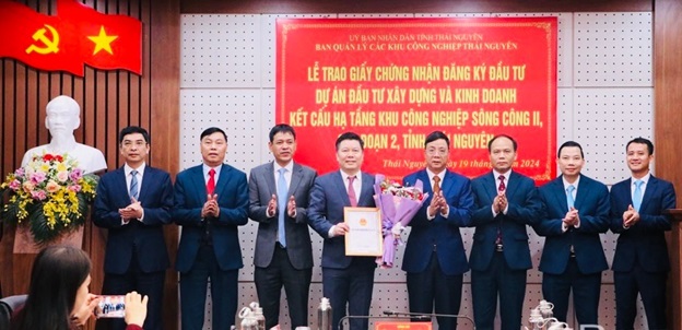 Phó Chủ tịch Thường trực UBND tỉnh Đặng Xuân Trường và lãnh đạo Ban Quản lý các KCN tỉnh trao giấy chứng nhận đăng ký đầu tư Dự án ĐTXD và kinh doanh kết cấu hạ tầng KCN Sông Công II - giai đoạn 2 gần 4.000 tỷ đồng cho Viglacera Thái Nguyên