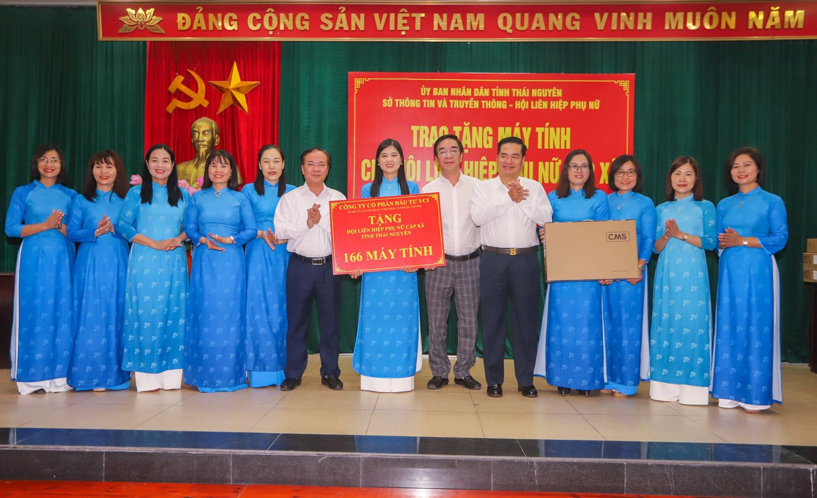 Ông Lê Quang Tiến, Phó Chủ tịch UBND tỉnh Thái Nguyên cùng ông Phạm Thanh Lâm, Tổng Giám đốc CTCP Đầu tư VCI và Lãnh đạo Sở TTTT tặng tổng số 166 máy tính cho đại diện Hội liên hiệp phụ nữ tỉnh Thái Nguyên.