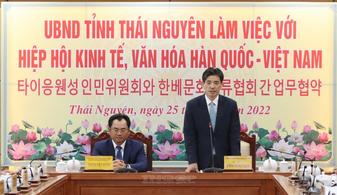 Ông Kwon Sung Taek, Phó Chủ tịch Hiệp hội Kinh tế, Văn hóa Hàn Quốc - Việt Nam (KOVECA) trao đổi tại buổi làm việc